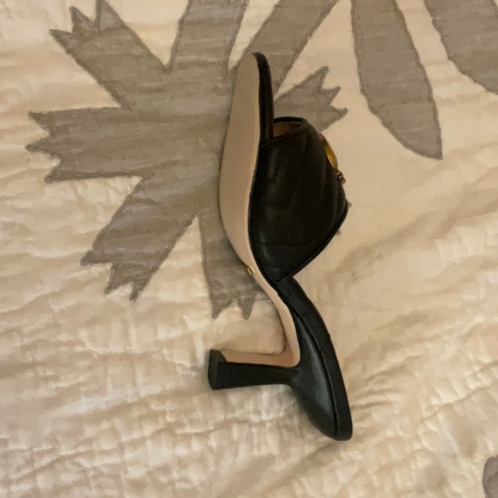 Gucci sandals with skinny heel and gold Gucci symbol (black) - Picture 2 of 5